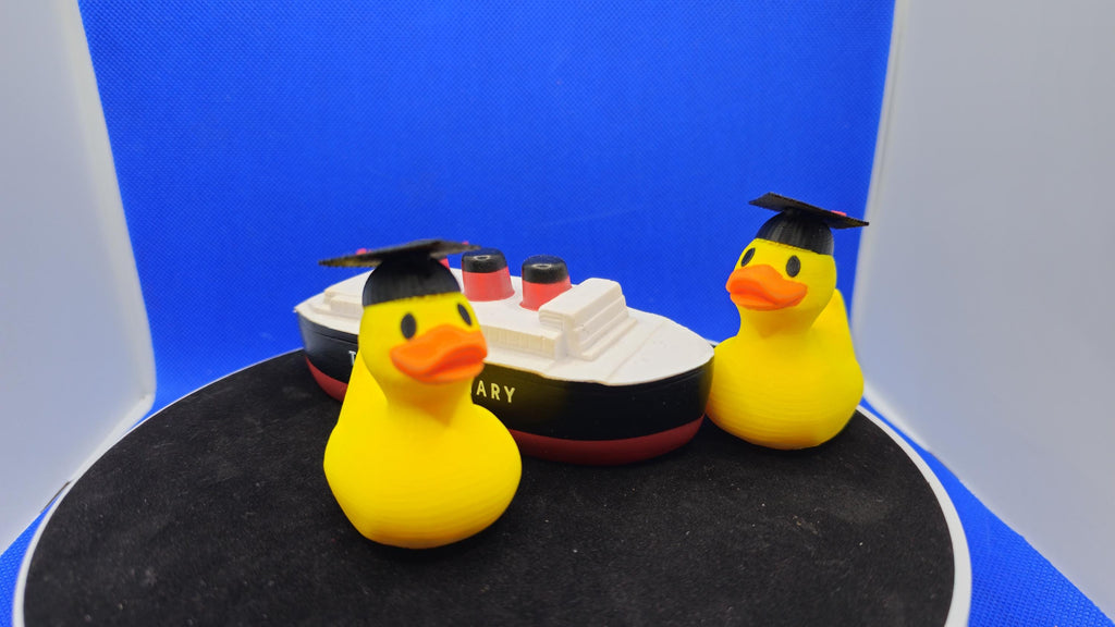 2026 Graduation Duck Figurine – Mini Grad Duck with Cap for Cruise Hunt