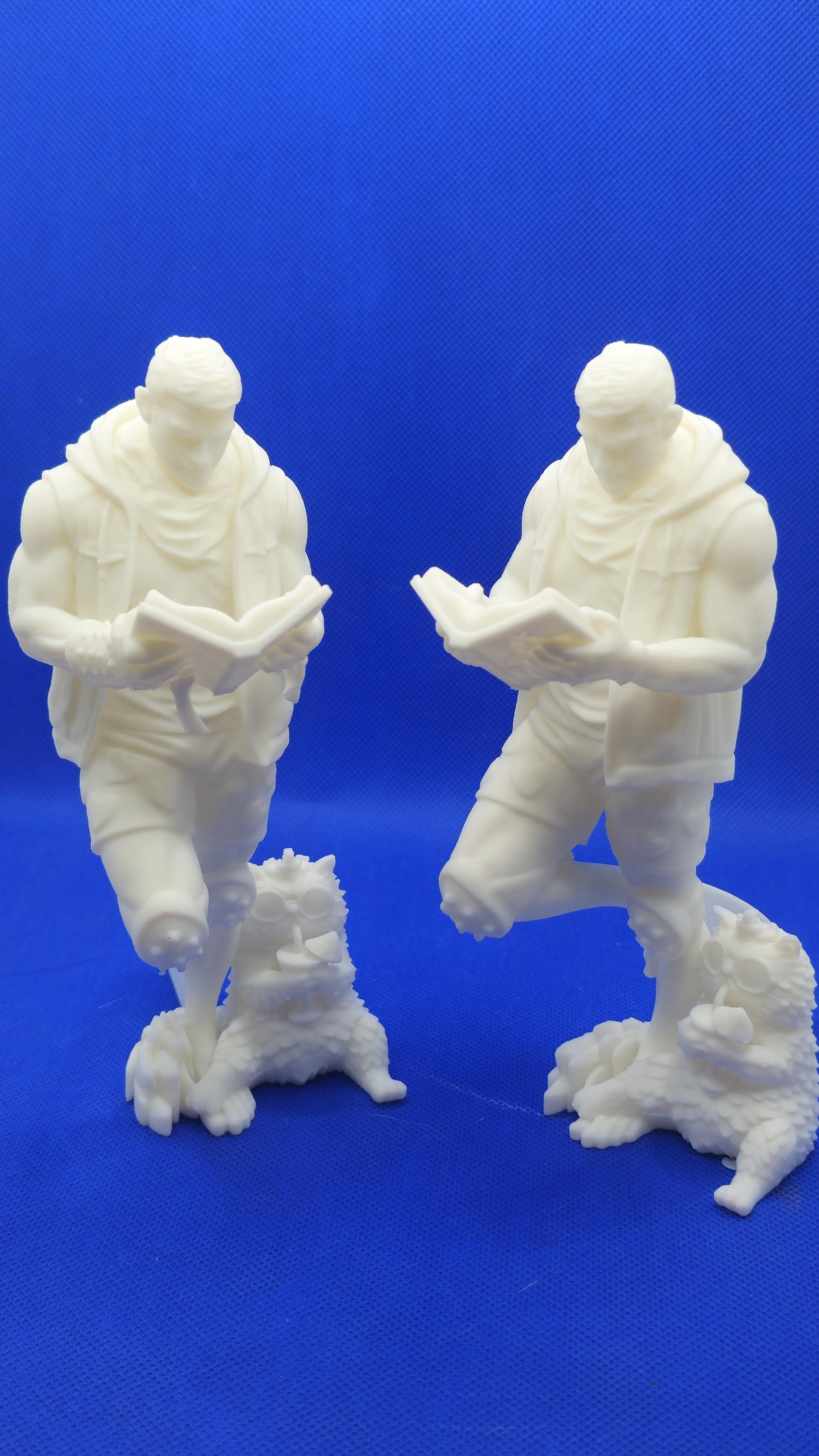 Carl & Donut Book Leaner • Dungeon Crawler Inspired Shelf Decor • 3D Printed Fantasy Reader Gift